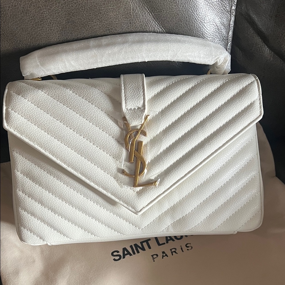 White Quilted Shoulder Bag.🩷